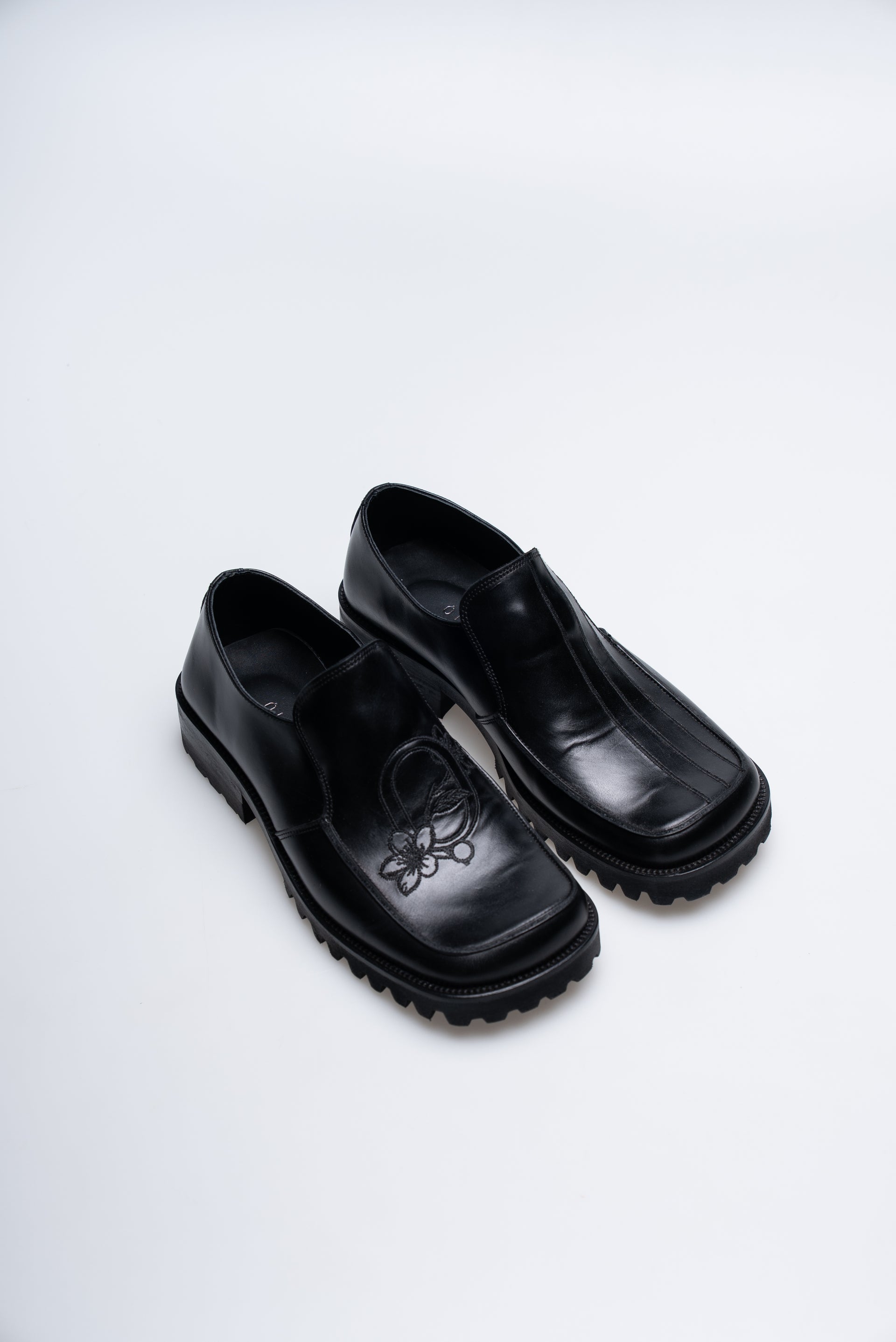 PAREL EMBROIDERED BLACK SHOE