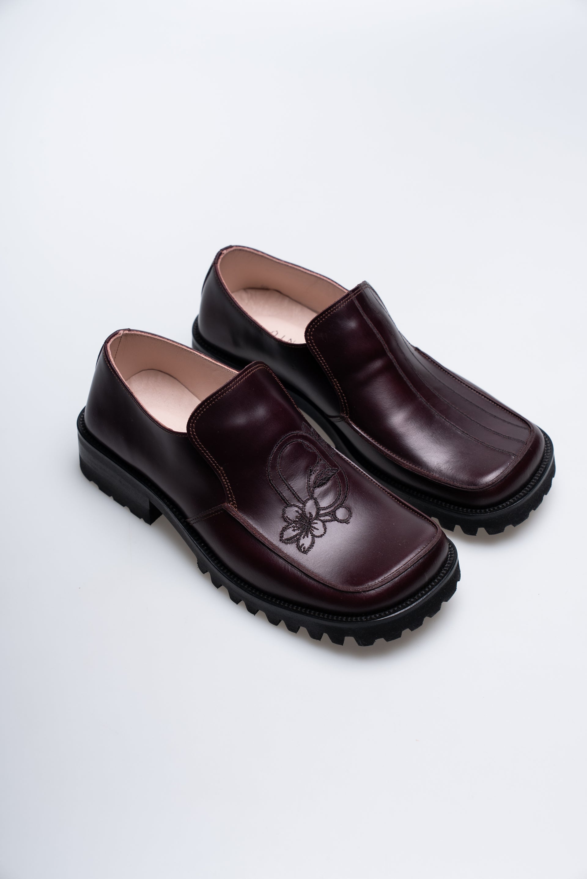 PAREL EMBROIDERED BURGUNDY SHOE