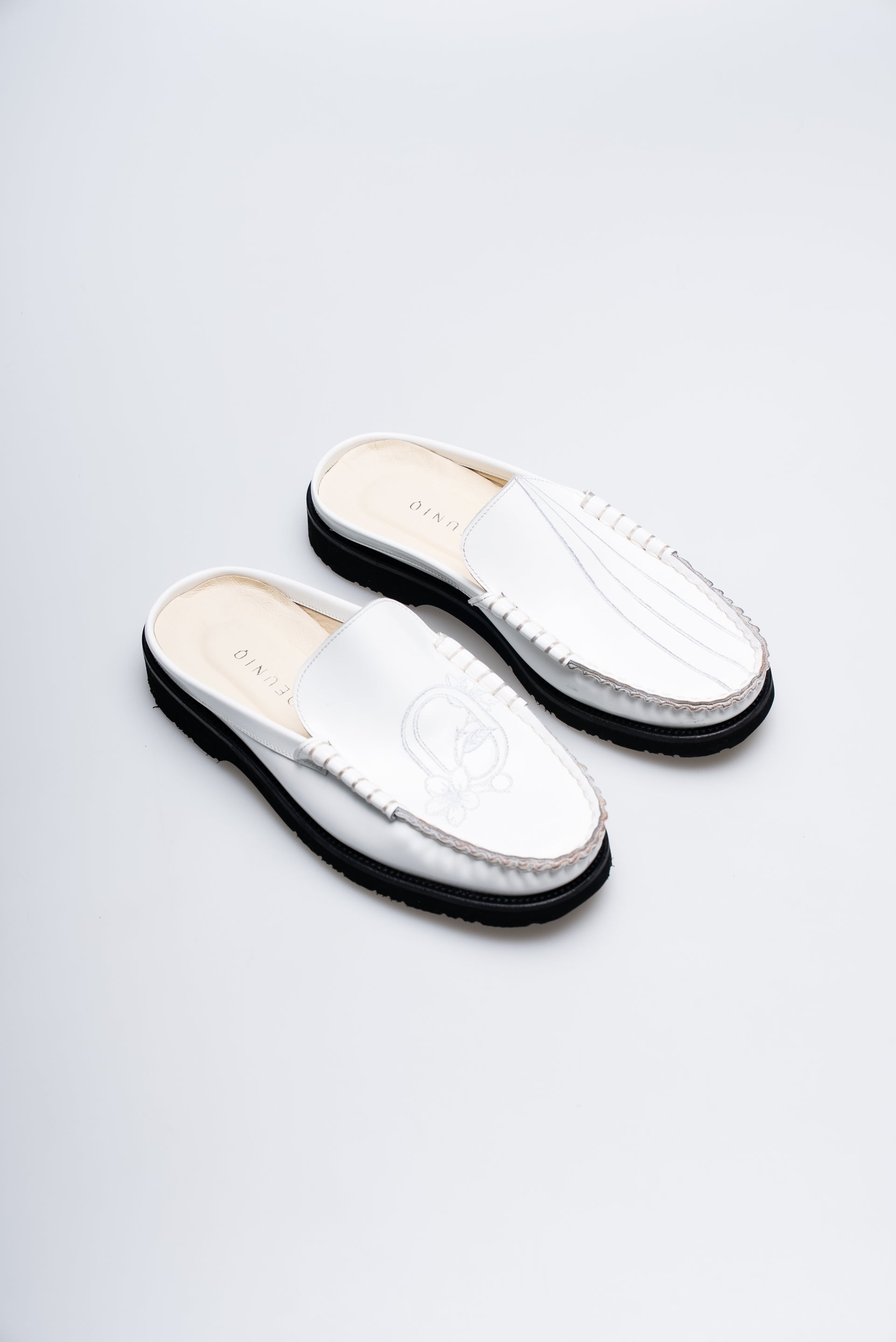 PAREL EMBROIDERED WHITE LOAFER MULE
