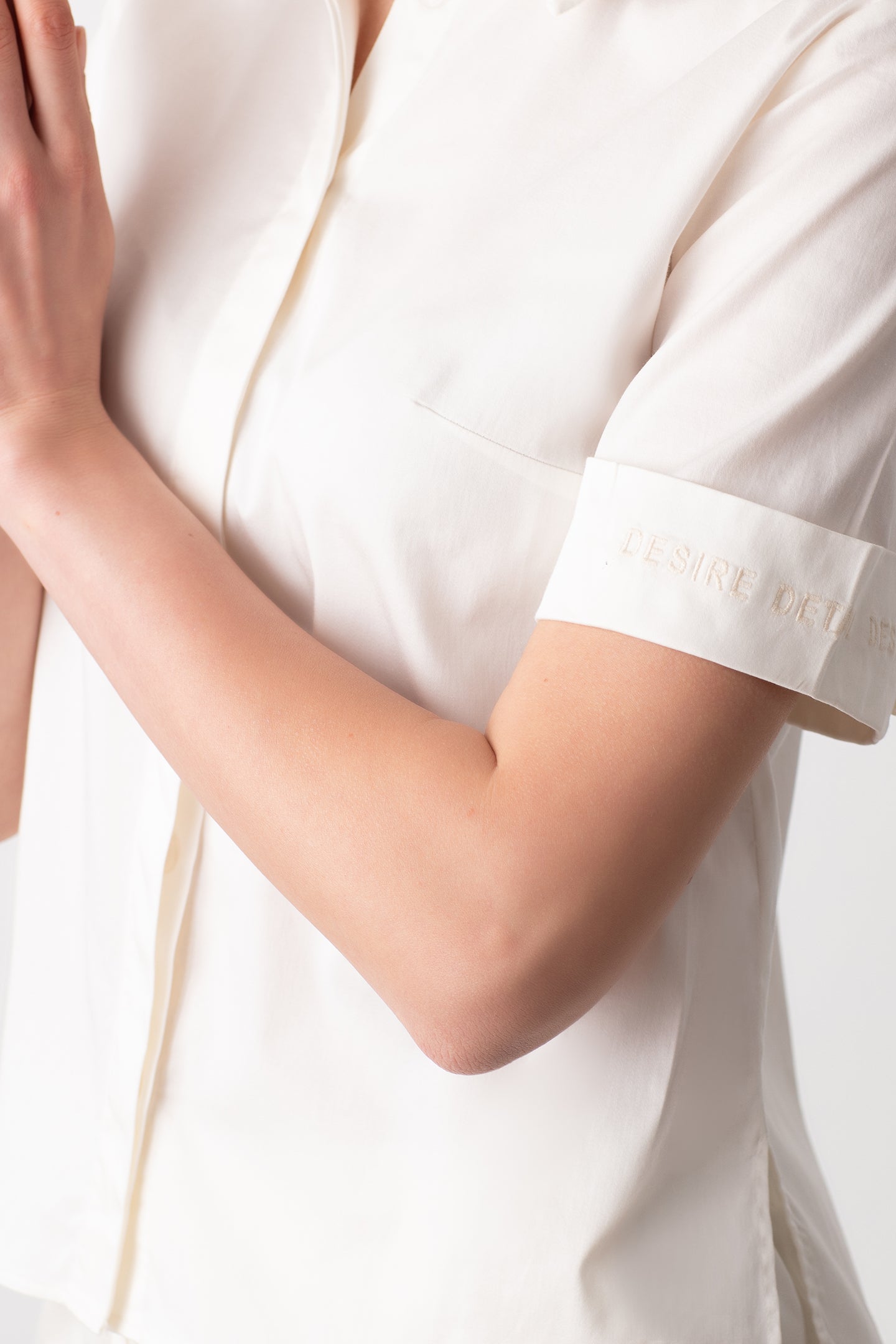 SLEEVE AND BUTTONED DETAILED BROUDED POPLIN WHITE SHIRT